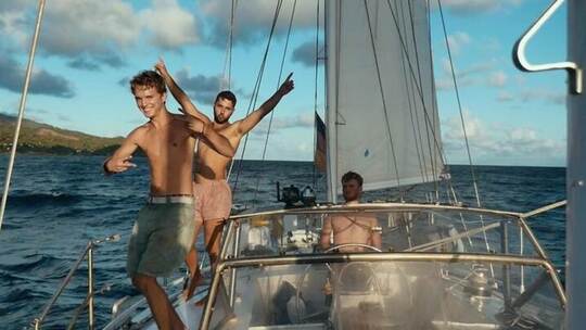 Ohne Segelerfahrung wollen Vincent Goymann (von links), Tim Hund, Michael Bischoff und Thomas Schwarz (nicht im Foto) die Welt u