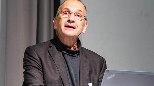 Der Physiker und Umweltwissenschaftler Professor Mario Schmidt befasst sich seit vielen Jahren mit dem Problem der Ressourcenkna