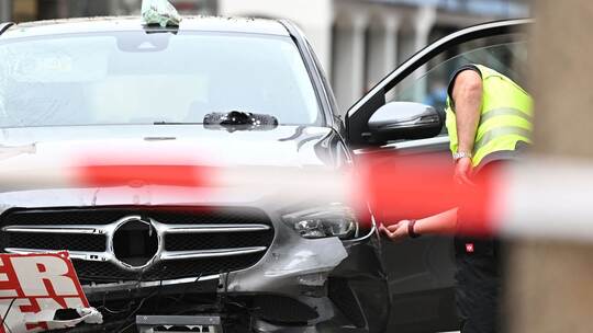 Auto rast durch Fußgängerzone Auto rast durch Fußgängerzone