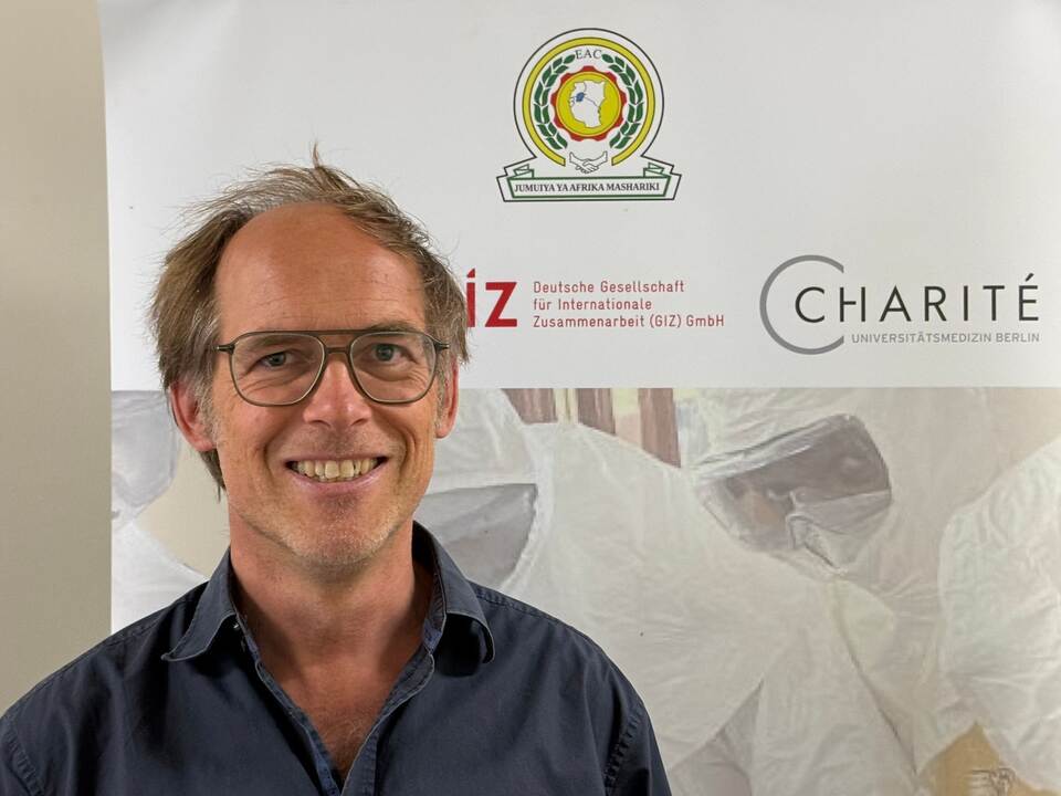 Ebola-Training - Der Berliner Arzt Maximilian Gertler Ebola-Training - Der Berliner Arzt Maximilian Gertler