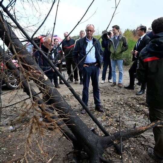 Bundeskanzler Merz besucht Waldbrandgebiet in Hürtgenwald