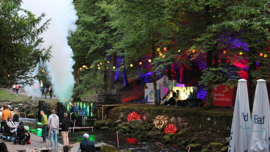 Zu einem großen Open-Air-Club wird die Enzuferabsenkung im Bad Wildbader Kurpark. Baum