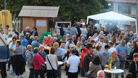 Alle zwei Jahre findet das Seenachtsfest samt „Entenfangen“ statt. Mit Start um 18 Uhr ist der Platz in der Ortsmitte voll. Ries