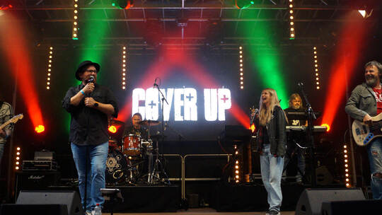 Gitarrist Oliver Güttinger, Sänger Mike Fees, Schlagzeuger Ralf Wochele, Sängerin Nicole Antoni, Tastenmann Holger Seeger und Ba