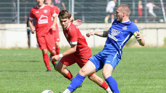 Huchenfeld (links Robert Antony Pupillo) entschied das Derby gegen Ersingen (rechts Paul Vielsack) knapp mit 1:0 für sich. Micha