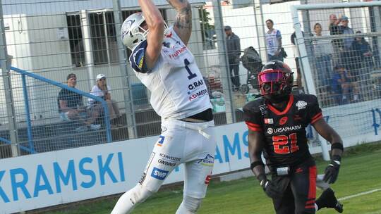 Luca Hirschberger (links) fängt den Ball und erzielt dann den Touchdown zum 86:6 für die Pforzheim Wilddogs. Jürgen Keller