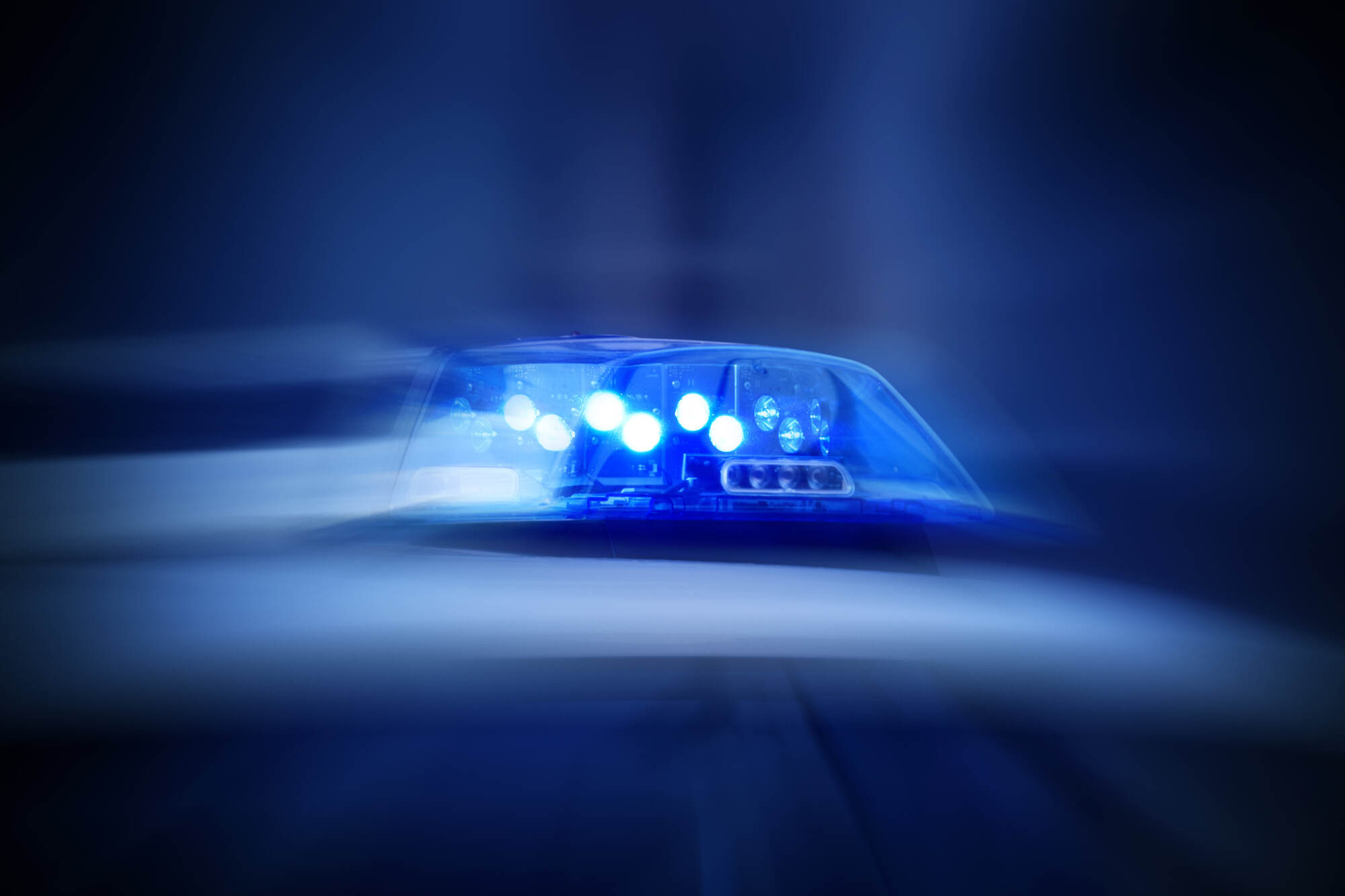 Frau spuckt Mann an Pforzheimer Bushaltestelle an und tritt gegen Gehstock