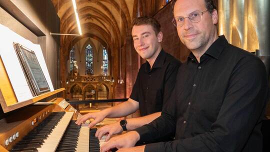 Ein klanggewaltiges Orgelkonzert gestalteten Paul Heilmann (links) und Patrick Renz in der Schloßkirche.