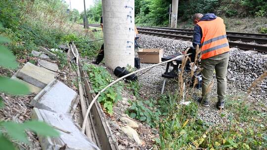 Mehrere Kabel nahe Bahngleisen durchtrennt Mehrere Kabel nahe Bahngleisen durchtrennt