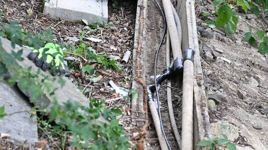 Mehrere Kabel nahe Bahngleise durchtrennt Mehrere Kabel nahe Bahngleise durchtrennt