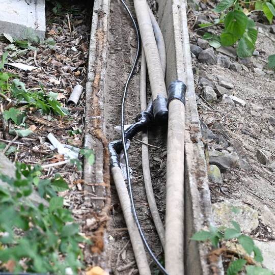 Mehrere Kabel nahe Bahngleise durchtrennt