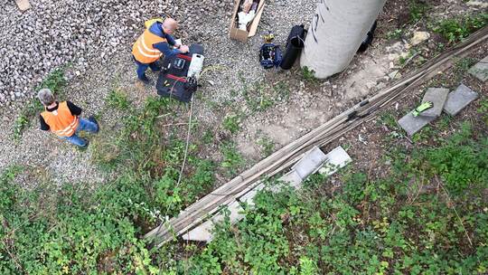 Mehrere Kabel nahe Bahngleisen durchtrennt Mehrere Kabel nahe Bahngleisen durchtrennt