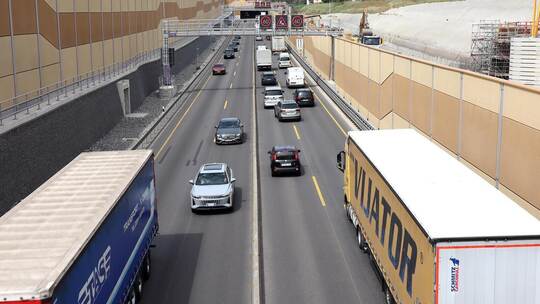 Eigentlich gibt es genug Platz auf der neuen Fahrbahn mit Einhausung. Doch Unfälle passieren fast nur bergab, nur selten den Kie