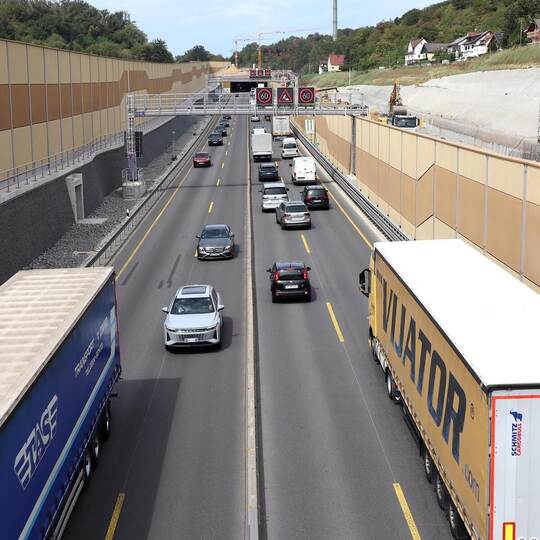 Eigentlich gibt es genug Platz auf der neuen Fahrbahn mit Einhausung. Doch Unfälle passieren fast nur bergab, nur selten den Kie