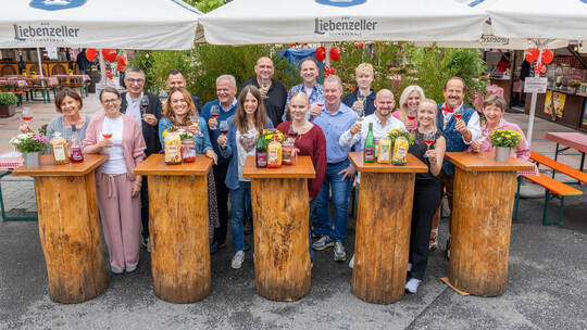 Strahlen um die Wette, weil bereits das erste Wochenende ein voller Erfolg war auf allen Ebenen: die Gastronomen des Oechsle Fes Oechsle Fest Wirte Sponsor