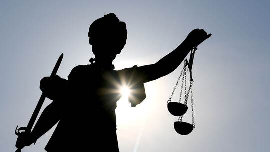 Justizia im Gegenlicht Justizia im Gegenlicht