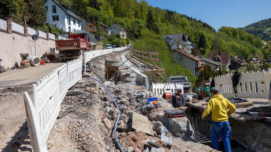Arbeiten in schwieriger topographischer Lage: Die Aufnahme vom 22. April zeigt die Alte Pforzheimer Straße in ihrer Steillage sa