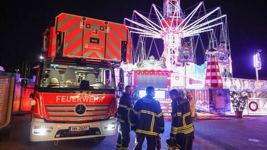 Menschen hingen im Kettenkarussell auf Hamburger Dom fest