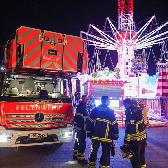 Menschen hingen im Kettenkarussell auf Hamburger Dom fest