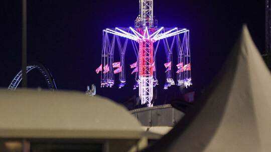 Menschen hingen im Kettenkarussell auf Hamburger Dom fest Menschen hingen im Kettenkarussell auf Hamburger Dom fest