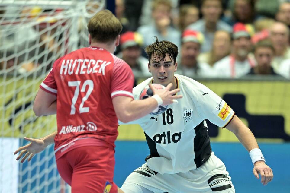 Handball-Nationalspieler Julian Köster (r)