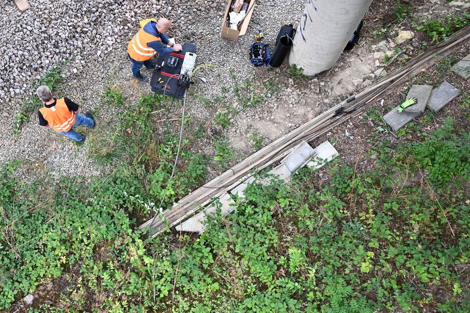 Mehrere Kabel nahe Bahngleisen durchtrennt Mehrere Kabel nahe Bahngleisen durchtrennt