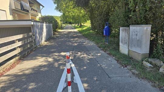 Am Tag erscheint das Sträßchen Ecke Murgstraße/Dreisamstraße Richtung Grenzsägmühle wie ein Naturidyll. In den Abend- und bis in