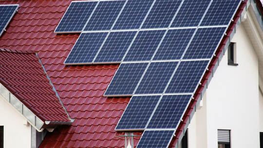 Bei einer Netzstörung schalten sich herkömmliche Solaranlagen aus Sicherheitsgründen automatisch ab, erklärt eine Sprecherin von