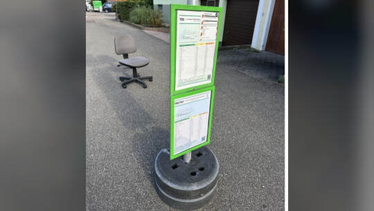 Ein mitfühlender Mensch hat einen Bürostuhl an die Ersatzhaltestelle an der Lienzinger Brühlstraße platziert. Im oberen Info-Kas