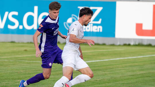 Flamur Berisha (rechts) traf gegen den FC Nöttingen (links David Trivunic), dreimal. Ralf Becker