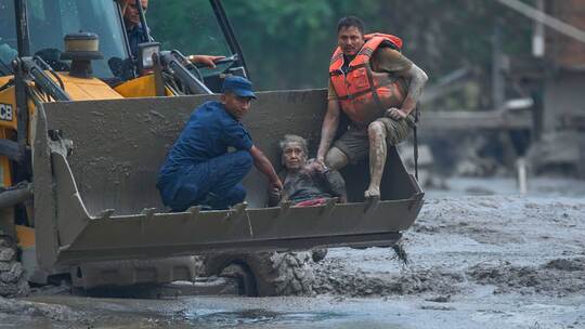 Sturzflut an Grenze zwischen China und Nepal