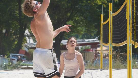 Die Teilnehmer schlagen den Ball kräftig über das Netz. Nico Roller