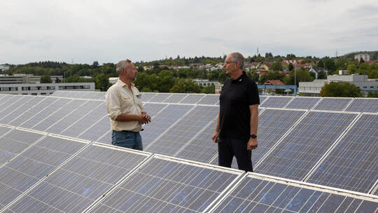 Photovoltaik als große Perspektive:SWP-Führungskraft Matthias Ott (rechts) erläutert PZ-Redakteur Marek Klimanski, was die neuen SWP Erneuerbare Energien