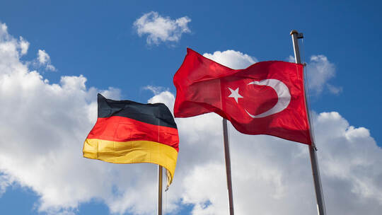 Weit auseinander und doch ganz nah: Die deutsch-türkischen Bande sind individuell oft mit einer umwegreichen Suche nach den eige Deutsche und türkische Fahne