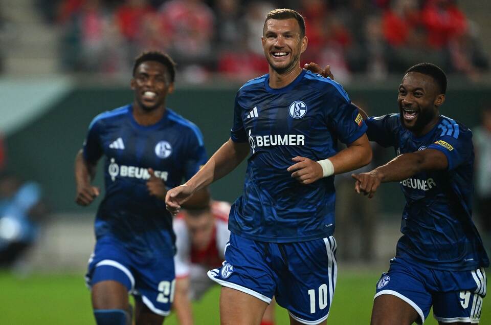 Junior Adamu (v.l.), Edin Dzeko und Moussa Sylla Junior Adamu (v.l.), Edin Dzeko und Moussa Sylla