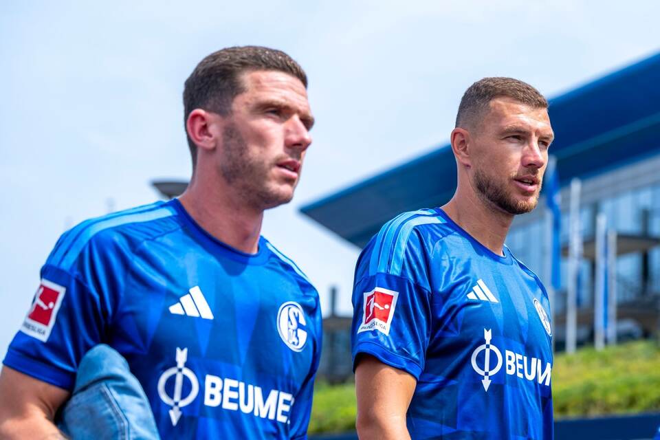 Robin Gosens (l) und Edin Dzeko Robin Gosens (l) und Edin Dzeko