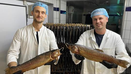 Werkzeugmacher Tobias Semke (34, links) und Autoverkäufer Thomas Betz (34) aus Pforzheim haben in Alpirsbach eine Fischzucht wie