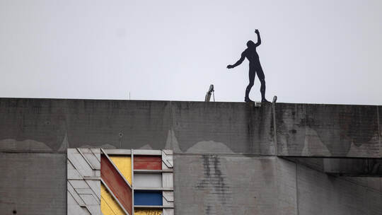 Bürgermeister sein ist immer auch eine Gratwanderung, Fehler werden selten verziehen: die Figur „Endzeit“ auf dem Pforzheimer Ra Rathaus Skulptur Endzeit
