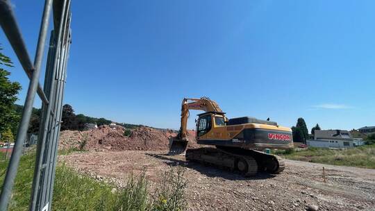 Schon im Juni waren Bagger auf dem Areal zu sehen. Archivfoto: Krivec