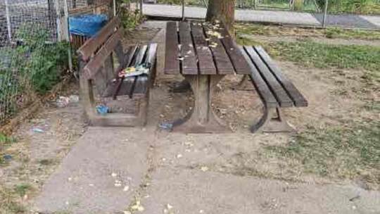 Kein schöner Anblick: Überall liegen Chips herum. Gemeinde Eisingen