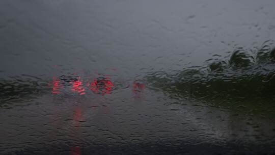 Autobahn und Regen