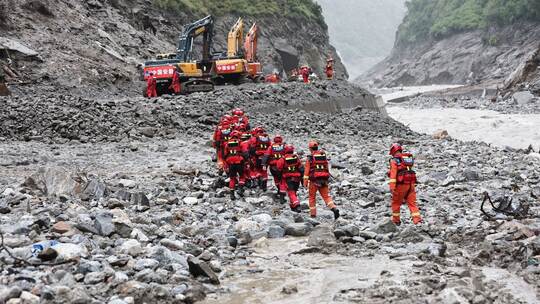 Sturzflut an Grenze zwischen China und Nepal