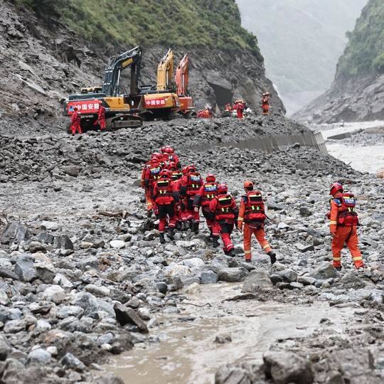 Sturzflut an Grenze zwischen China und Nepal