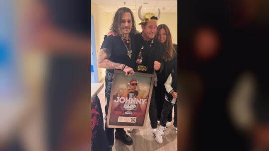 Lorenz Büffel überreicht Johnny Depp Platin