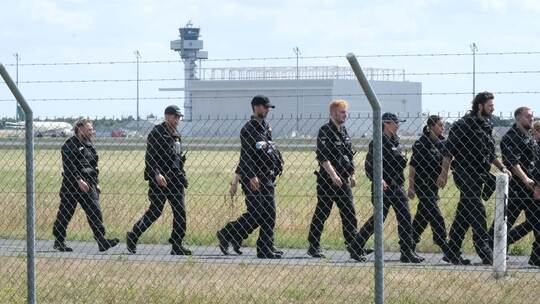 Polizisten auf dem Flughafen Leipzig/Halle Polizisten auf dem Flughafen Leipzig/Halle