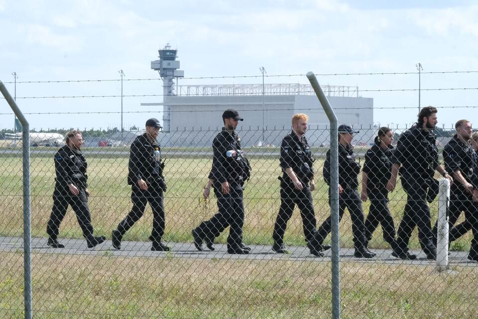Polizisten auf dem Flughafen Leipzig/Halle Polizisten auf dem Flughafen Leipzig/Halle