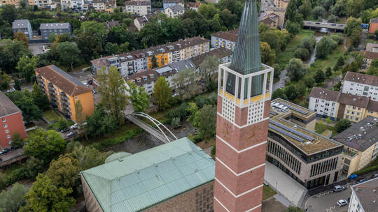 Die evangelische Stadtkirche und das Haus der Kirche aus der Luft: Sie stehen für moderne kirchliche Angebote und eine verändert