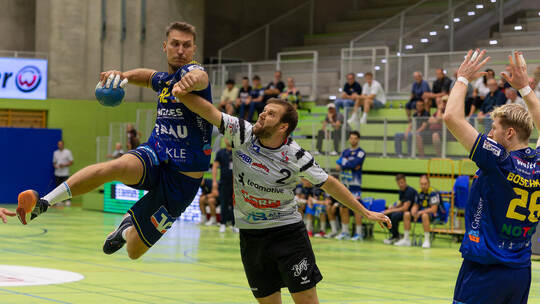 Matej Mikita (links, gegen Albstadts Julian Thomann) war einer der auffälligsten Spieler der SG-Handballer in der ersten Halbzei