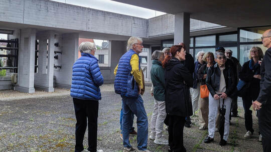 Sogar mit aufs Rathausdach nimmt Rechtsamtsleiter Detlef Wagner (rechts) die Ehrenamtlichen. Stadt Pforzheim/Anne Schneider