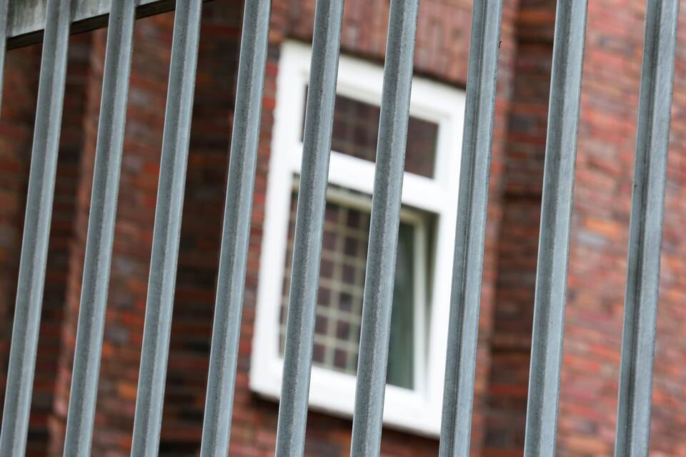 Spektakulärer Ausbruch: Häftling floh über das Dach Spektakulärer Ausbruch: Häftling floh über das Dach